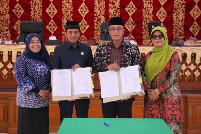 Sekda Payakumbuh Rida Ananda dan Ketua DPRD Wirman Putra menunjukkan dokumen nota kesepakatan perubahan KUA-PPAS APBD 2025, didampingi dua pejabat perempuan dalam rapat paripurna di DPRD Kota Payakumbuh.