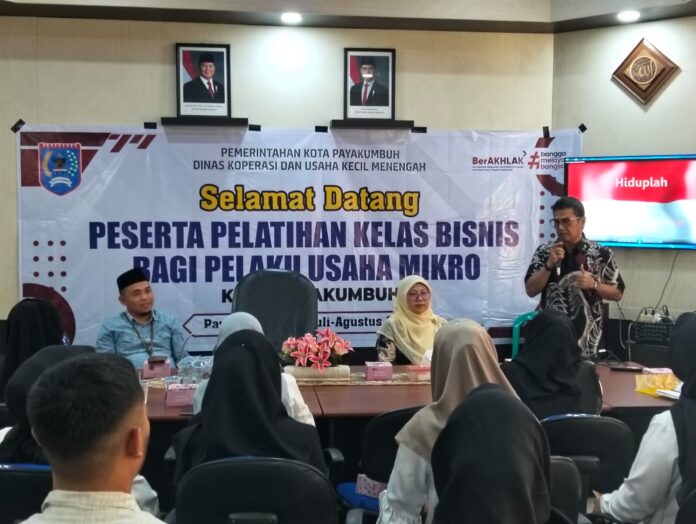 Peserta mengikuti pembukaan Pelatihan Kelas Bisnis bagi pelaku usaha mikro di Kota Payakumbuh yang digelar oleh Dinas Koperasi dan UMKM, Juli 2025.