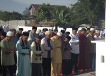 Warga dan jajaran pemerintah Kota Payakumbuh melaksanakan Sholat Istisqa di Lapangan Mangkudu, Koto Nan Gadang.