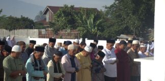Warga dan jajaran pemerintah Kota Payakumbuh melaksanakan Sholat Istisqa di Lapangan Mangkudu, Koto Nan Gadang.