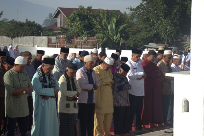 Warga dan jajaran pemerintah Kota Payakumbuh melaksanakan Sholat Istisqa di Lapangan Mangkudu, Koto Nan Gadang.
