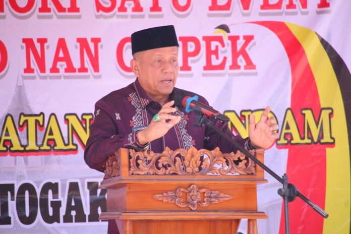 Wakil Wali Kota Payakumbuh Elzadaswarman menyampaikan sambutan pada kegiatan budaya “Batogak Rumah” di Koto Nan Ampek.