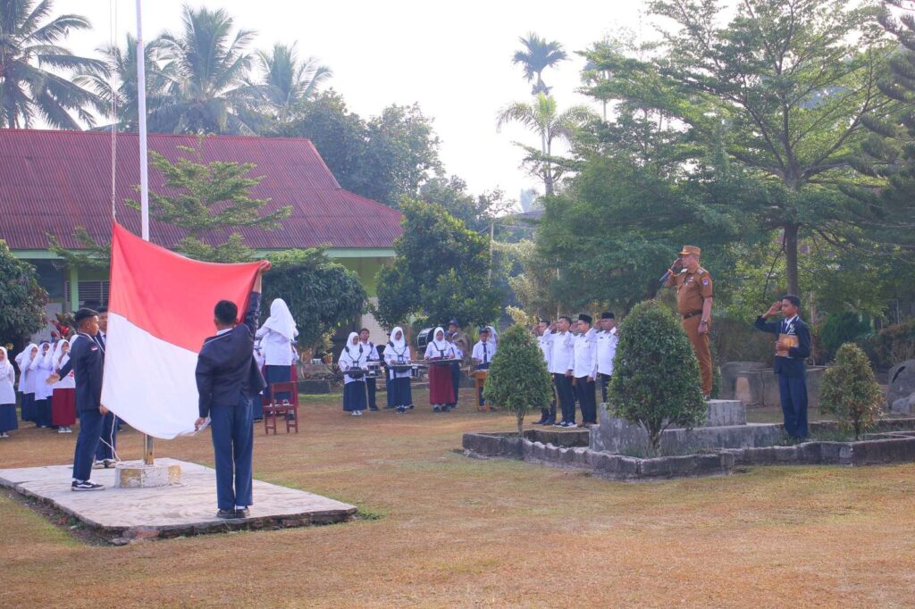 Wakil Wali Kota Payakumbuh Elzadaswarman jadi pembina upacara di MTsN 2 Payakumbuh