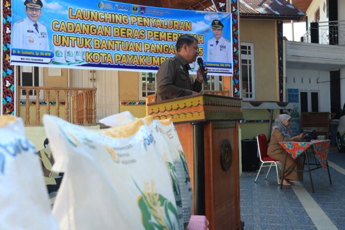 Plt. Asisten II Setdako Payakumbuh, Wal Asri, memberikan sambutan saat launching penyaluran cadangan beras pemerintah untuk bantuan pangan tahun 2025 di Kelurahan Koto Baru Payobasung, Selasa (22/07/2025).