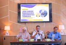 Generasi Siap Kerja! Wawako Payakumbuh Dukung Pelatihan Karier Mahasiswa UT Wakil Wali Kota Payakumbuh Elzadaswarman (tengah) memberikan sambutan pada acara Pelatihan Job Karier Mahasiswa Universitas Terbuka Padang di Cafe Bebek Ngalau, didampingi Direktur UT Padang