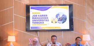 Wakil Wali Kota Payakumbuh Elzadaswarman (tengah) memberikan sambutan pada acara Pelatihan Job Karier Mahasiswa Universitas Terbuka Padang di Cafe Bebek Ngalau, didampingi Direktur UT Padang