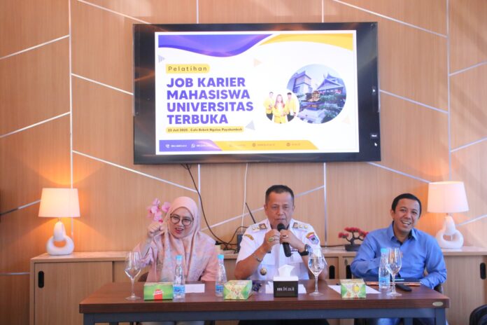 Wakil Wali Kota Payakumbuh Elzadaswarman (tengah) memberikan sambutan pada acara Pelatihan Job Karier Mahasiswa Universitas Terbuka Padang di Cafe Bebek Ngalau, didampingi Direktur UT Padang