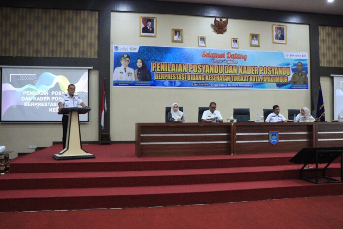 Wakil Wali Kota Payakumbuh Elzadaswarman memberikan sambutan saat membuka kegiatan Penilaian Posyandu dan Kader Posyandu Berprestasi Bidang Kesehatan Tingkat Kota Payakumbuh di Aula Ngalau, Rabu 23 Juli 2025.