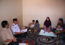 Wakil Wali Kota Payakumbuh Elzadaswarman berbincang dengan korban kebakaran di Labuah Basilang saat menyerahkan bantuan dari BAZNAS, Rabu (23/07/2025).