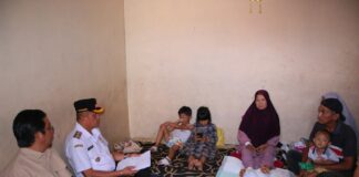 Wakil Wali Kota Payakumbuh Elzadaswarman berbincang dengan korban kebakaran di Labuah Basilang saat menyerahkan bantuan dari BAZNAS, Rabu (23/07/2025).