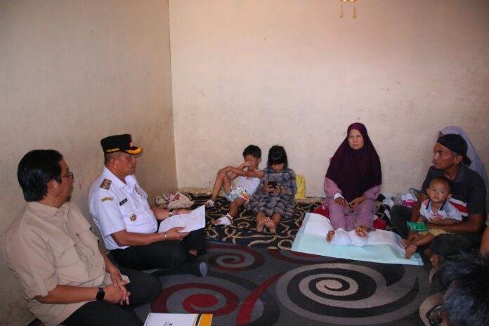 Wakil Wali Kota Payakumbuh Elzadaswarman berbincang dengan korban kebakaran di Labuah Basilang saat menyerahkan bantuan dari BAZNAS, Rabu (23/07/2025).