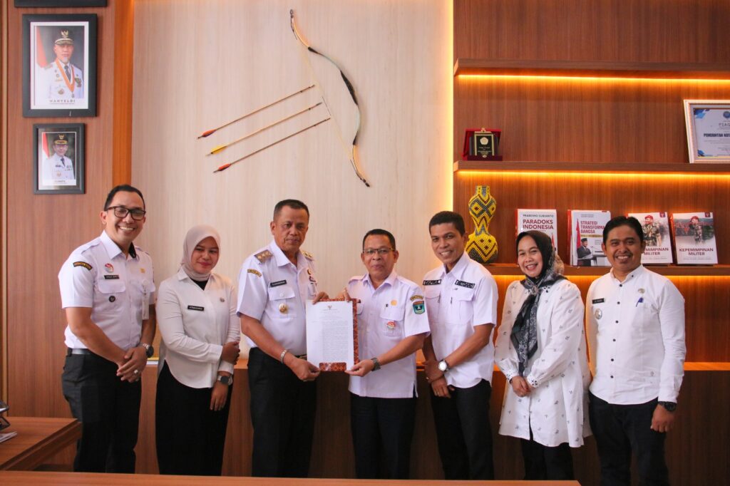 Wakil Wali Kota Payakumbuh Elzadaswarman menerima SK Gubernur Sumbar terkait juara Lomba Kelurahan 2025