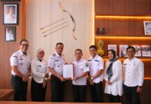 Wakil Wali Kota Payakumbuh Elzadaswarman menerima SK Gubernur Sumbar terkait juara Lomba Kelurahan 2025