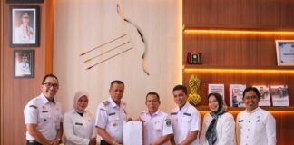Wakil Wali Kota Payakumbuh Elzadaswarman menerima SK Gubernur Sumbar terkait juara Lomba Kelurahan 2025