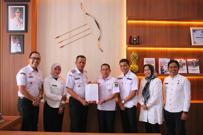 Elzadaswarman Terima SK Gubernur Sumbar untuk Kelurahan Koto Tangah Wakil Wali Kota Payakumbuh Elzadaswarman menerima SK Gubernur Sumbar terkait juara Lomba Kelurahan 2025