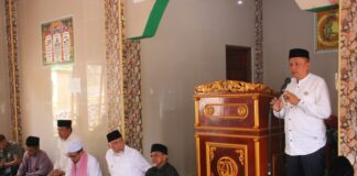 Wakil Wali Kota Payakumbuh Elzadaswarman memberikan sambutan dalam peringatan 1 Muharam 1447 H di Masjid Makmur Kapalo Koto Ampangan