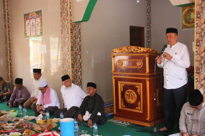 Wakil Wali Kota Payakumbuh Elzadaswarman memberikan sambutan dalam peringatan 1 Muharam 1447 H di Masjid Makmur Kapalo Koto Ampangan