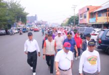 Wawako Payakumbuh Elzadaswarman bersama masyarakat mengikuti jalan sehat memperingati Hari Koperasi Nasional ke-78 di Kota Payakumbuh.