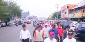 Wawako Payakumbuh Elzadaswarman bersama masyarakat mengikuti jalan sehat memperingati Hari Koperasi Nasional ke-78 di Kota Payakumbuh.