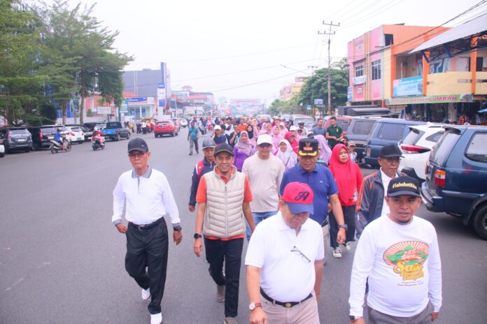 Wawako Payakumbuh Elzadaswarman bersama masyarakat mengikuti jalan sehat memperingati Hari Koperasi Nasional ke-78 di Kota Payakumbuh.