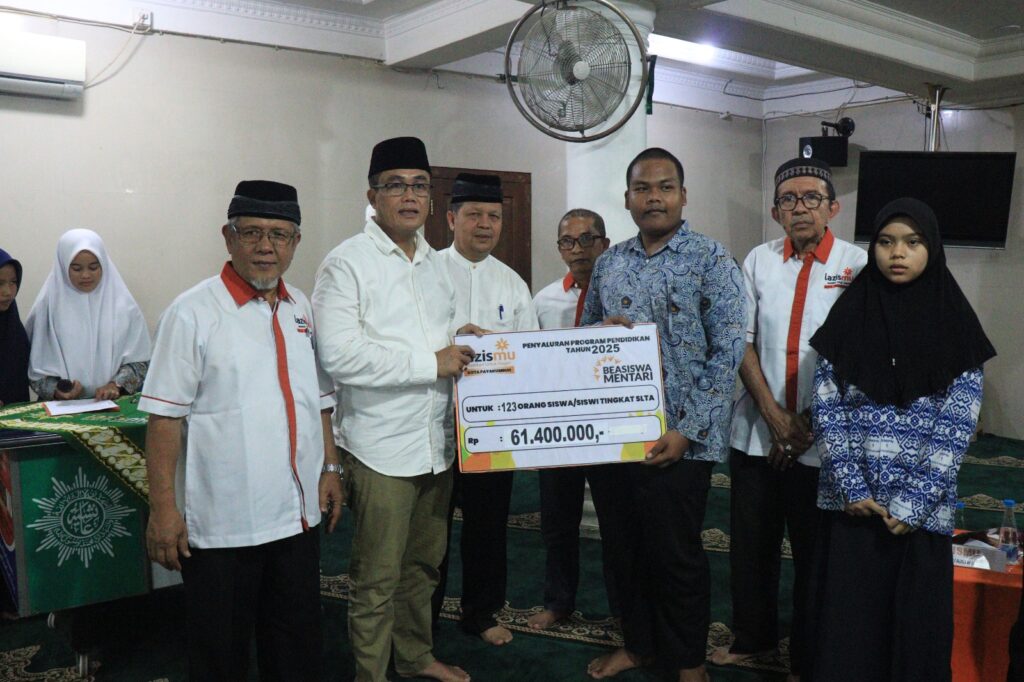 Sekda Payakumbuh Rida Ananda menyerahkan simbolis bantuan Beasiswa Mentari dari Lazismu kepada siswa SLTA, disaksikan pengurus dan penerima beasiswa.