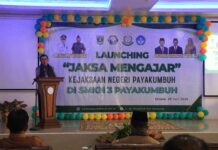 Wali Kota Payakumbuh Zulmaeta memberikan sambutan saat launching program Jaksa Mengajar di SMKN 3 Payakumbuh