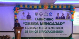 Wali Kota Payakumbuh Zulmaeta memberikan sambutan saat launching program Jaksa Mengajar di SMKN 3 Payakumbuh