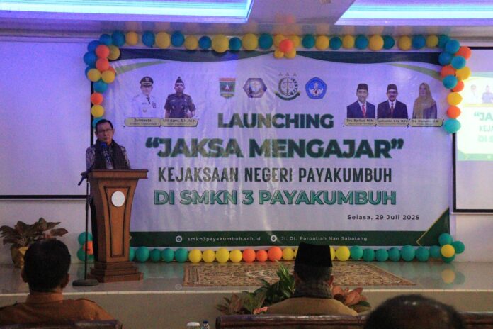 Launching Program Jaksa Mengajar di SMKN 3 Payakumbuh Wali Kota Payakumbuh Zulmaeta memberikan sambutan saat launching program Jaksa Mengajar di SMKN 3 Payakumbuh