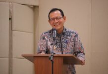 Wali Kota Payakumbuh Zulmaeta tersenyum saat memberikan sambutan di podium