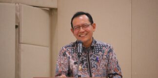 Wali Kota Payakumbuh Zulmaeta tersenyum saat memberikan sambutan di podium