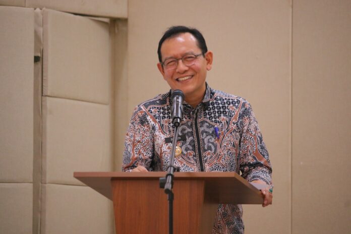 Wali Kota Payakumbuh Zulmaeta tersenyum saat memberikan sambutan di podium