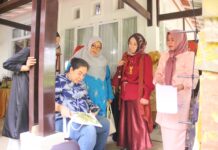 Perwakilan The Sak Bali melihat langsung produk eco-print UMKM Payakumbuh di Pendopo Rumah Dinas Wali Kota.