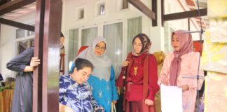 Perwakilan The Sak Bali melihat langsung produk eco-print UMKM Payakumbuh di Pendopo Rumah Dinas Wali Kota.