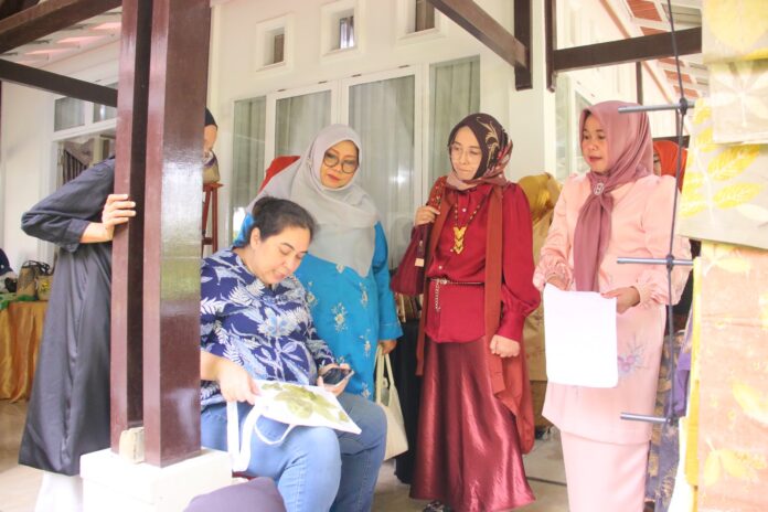 Perwakilan The Sak Bali melihat langsung produk eco-print UMKM Payakumbuh di Pendopo Rumah Dinas Wali Kota.