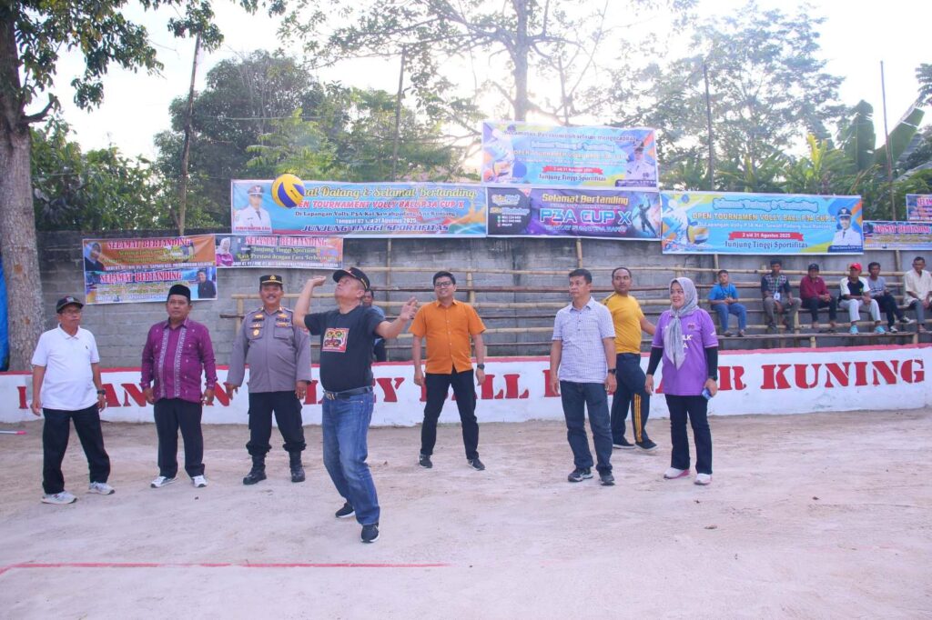 Wakil Wali Kota Payakumbuh Elzadaswarman melakukan servis pertama sebagai tanda pembukaan Turnamen Voli P3A Cup X di Lapangan Voli Aua Kuniang.