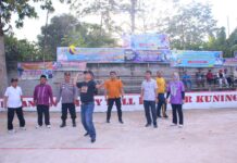 Wakil Wali Kota Payakumbuh Elzadaswarman melakukan servis pertama sebagai tanda pembukaan Turnamen Voli P3A Cup X di Lapangan Voli Aua Kuniang.