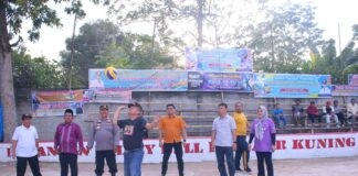 Wakil Wali Kota Payakumbuh Elzadaswarman melakukan servis pertama sebagai tanda pembukaan Turnamen Voli P3A Cup X di Lapangan Voli Aua Kuniang.