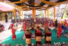 Prosesi adat Bamamak dalam kegiatan Satu Nagari Satu Event di Nagari Limbukan, Payakumbuh, dihadiri masyarakat dan pejabat daerah.