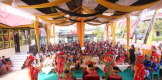 Prosesi adat Bamamak dalam kegiatan Satu Nagari Satu Event di Nagari Limbukan, Payakumbuh, dihadiri masyarakat dan pejabat daerah.