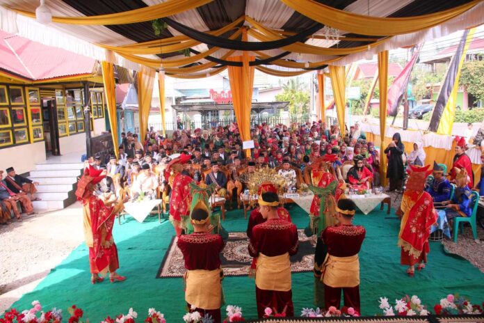 Prosesi adat Bamamak dalam kegiatan Satu Nagari Satu Event di Nagari Limbukan, Payakumbuh, dihadiri masyarakat dan pejabat daerah.