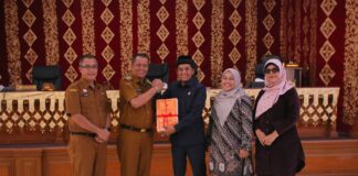 Penyerahan dokumen Rancangan Perubahan APBD 2025 oleh Pemko Payakumbuh kepada DPRD dalam rapat paripurna di gedung DPRD Kota Payakumbuh.