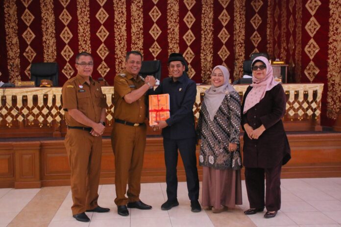 Penyerahan dokumen Rancangan Perubahan APBD 2025 oleh Pemko Payakumbuh kepada DPRD dalam rapat paripurna di gedung DPRD Kota Payakumbuh.