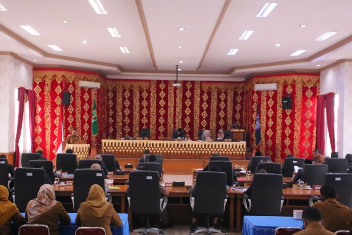 Wawako Payakumbuh Tanggapi Pandangan Fraksi, Bahas Perubahan APBD 2025 Wakil Wali Kota Payakumbuh sampaikan jawaban pemerintah atas pandangan fraksi dalam rapat paripurna DPRD