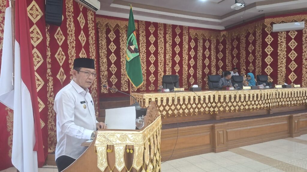 Wali Kota Payakumbuh Zulmaeta menyampaikan jawaban atas pandangan umum fraksi-fraksi DPRD dalam rapat paripurna di ruang sidang DPRD Payakumbuh.