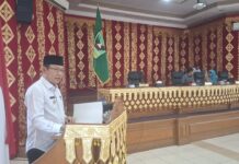 Wali Kota Payakumbuh Zulmaeta menyampaikan jawaban atas pandangan umum fraksi-fraksi DPRD dalam rapat paripurna di ruang sidang DPRD Payakumbuh.