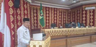 Wali Kota Payakumbuh Zulmaeta menyampaikan jawaban atas pandangan umum fraksi-fraksi DPRD dalam rapat paripurna di ruang sidang DPRD Payakumbuh.