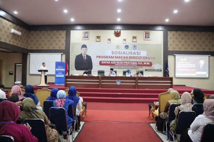 Peserta mengikuti sosialisasi Program Makan Bergizi Gratis bersama Komisi IX DPR RI di Aula Balai Kota Payakumbuh, Rabu 6 Agustus 2025.