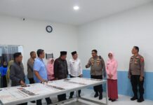 Wali Kota Payakumbuh Zulmaeta dan jajaran kepolisian meninjau dapur makan bergizi di Kelurahan Sicincin