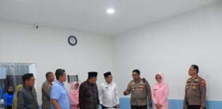 Wali Kota Payakumbuh Zulmaeta dan jajaran kepolisian meninjau dapur makan bergizi di Kelurahan Sicincin