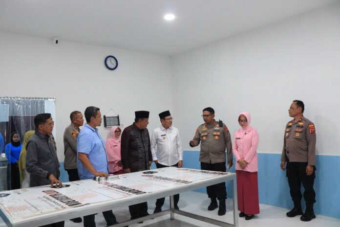 Wali Kota Payakumbuh Zulmaeta dan jajaran kepolisian meninjau dapur makan bergizi di Kelurahan Sicincin